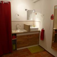 Salle de bain : vasque et évier complétant la kitchenette